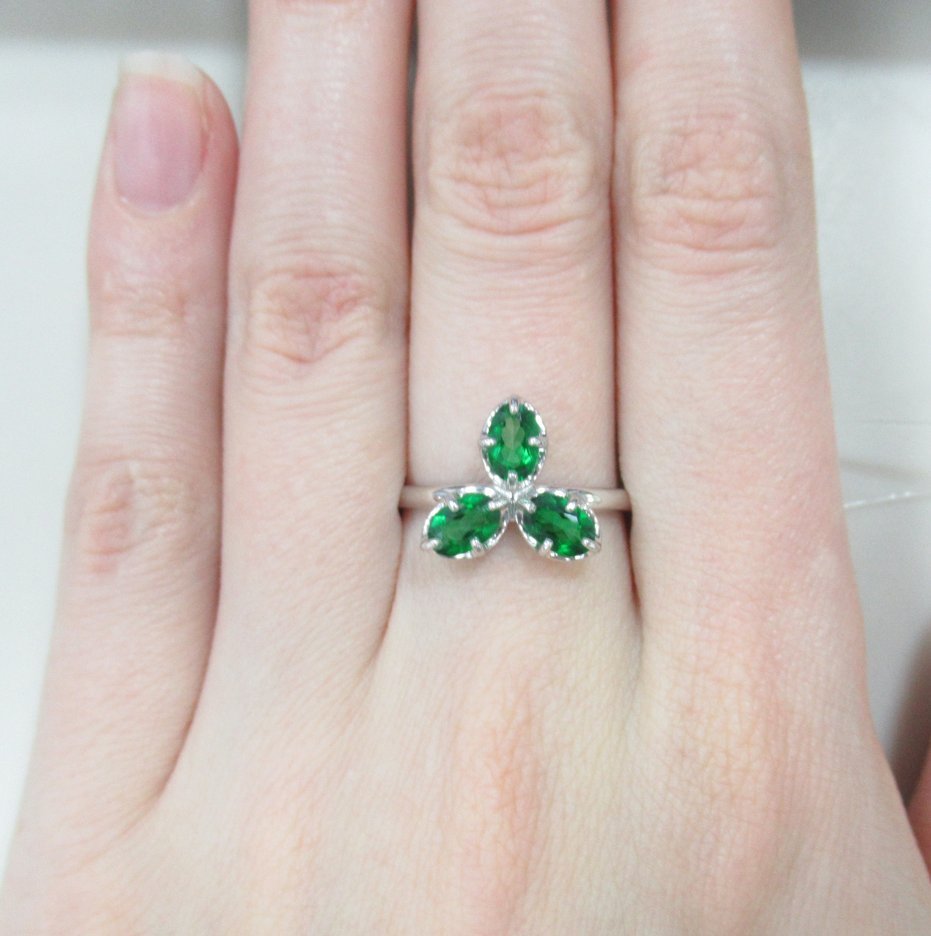 Серебряное кольцо с зелеными топазами